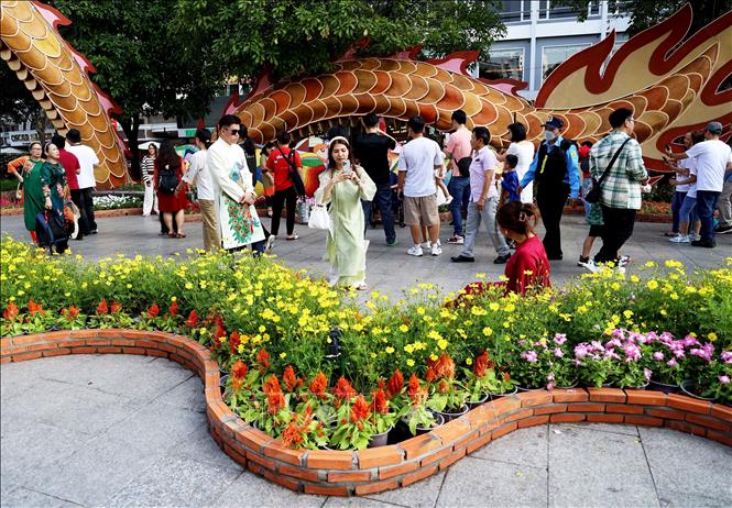 Tiểu cảnh hoa ở Đường hoa Nguyễn Huệ Tết Giáp Thìn 2024 cũng uốn lượn giống như linh vật Rồng.
Ảnh: Hồng Đạt - TTXVN
