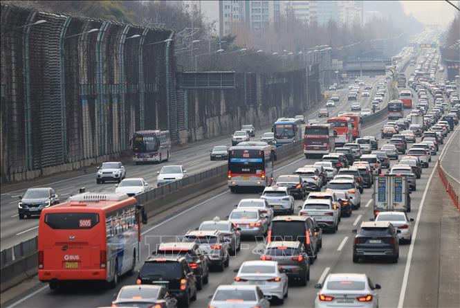 Các phương tiện di chuyển trên đường cao tốc Gyeongbu, Hàn Quốc, ngày 10/2/2024. Ảnh: Yonhap/TTXVN