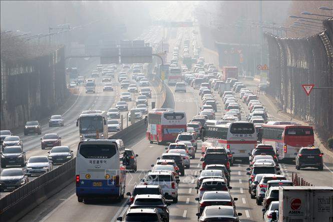 Các phương tiện di chuyển trên đường cao tốc Gyeongbu, Hàn Quốc, ngày 9/2/2024. Ảnh: Yonhap/TTXVN