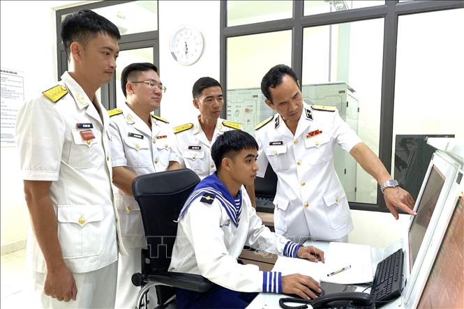 Chính ủy Vùng 5 Hải quân thăm, động viên kíp trực Trạm ra đa 605, Trung đoàn 551.Ảnh: TTXVN phát
