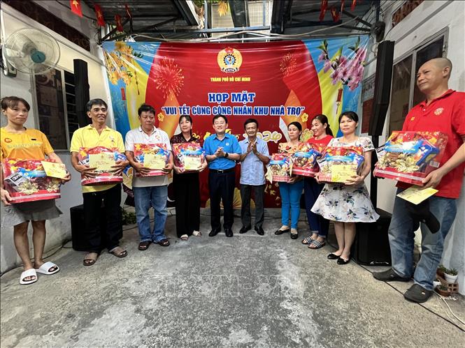 Ông Phùng Thái Quang, Phó Chủ tịch Liên đoàn Lao động Thành phố Hồ Chí Minh thăm cùng đại diện Ban Dân vận Thành ủy Thành phố Hồ Chí Minh thăm hỏi tặng quà cho công nhân tại khu nhà trọ 63A Lê Trọng Tấn, quận Tân Phú, Thành phố Hồ Chí Minh. Ảnh: Thanh Vũ - TTXVN