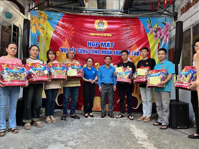 Đại diện Ban Dân vận Thành ủy Thành phố Hồ Chí Minh thăm hỏi chúc Tết, tặng quà và lì xì Tết cho con công nhân tại khu nhà trọ 63A Lê Trọng Tấn, quận Tân Phú, Thành phố Hồ Chí Minh. Ảnh: Thanh Vũ - TTXVN