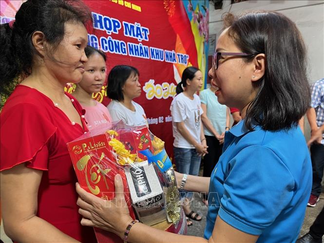 Lãnh đạo  Liên đoàn Lao động Thành phố Hồ Chí Minh thăm hỏi tặng quà cho công nhân tại khu nhà trọ 63A Lê Trọng Tấn, quận Tân Phú, Thành phố Hồ Chí Minh. Ảnh: Thanh Vũ - TTXVN