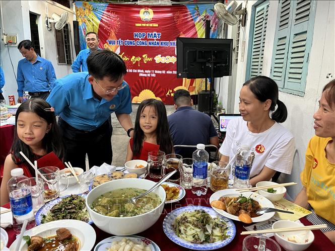 Ông Phùng Thái Quang, Phó Chủ tịch Liên đoàn Lao động Thành phố Hồ Chí Minh thăm hỏi chúc Tết, tặng quà và lì xì Tết cho con công nhân tại khu nhà trọ 63A Lê Trọng Tấn, quận Tân Phú, Thành phố Hồ Chí Minh. Ảnh: Thanh Vũ - TTXVN
