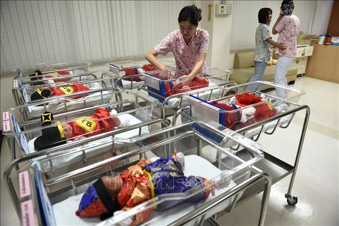 (Tư liệu) Chăm sóc em bé sơ sinh tại bệnh viện ở Bangkok, Thái Lan. Ảnh: AFP/TTXVN