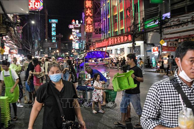 Người dân di chuyển trên đường phố tại Bangkok, Thái Lan. Ảnh: AFP/TTXVN