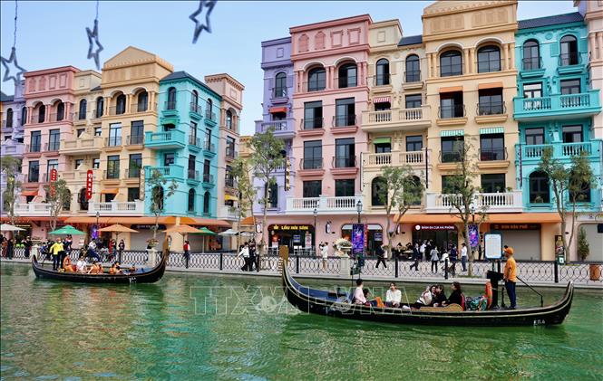 Được thiết kế theo phong cách Venice, thuyền Gondola sẽ đưa bạn vào một hành trình đầy lãng mạn giữa những con đường nước. Ảnh: Nhật Anh - TTXVN