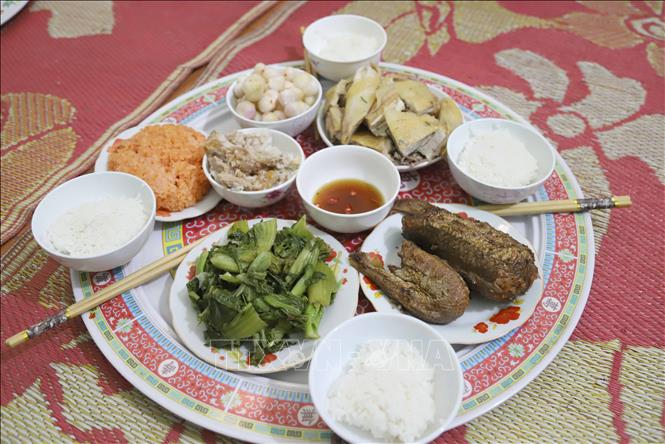 Cùng với xôi, thịt đông, dưa hành, thị gà thì cá kho là món không thể thiếu trên mâm cúng gia tiên, ông bà trong dịp Tết của người dân làng biển Diễn Bích. Ảnh: Xuân Tiến - TTXVN 