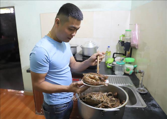 Món cá thửng kho được bày biện lên mâm cúng gia tiên trong ngày Tết. Ảnh: Xuân Tiến - TTXVN 