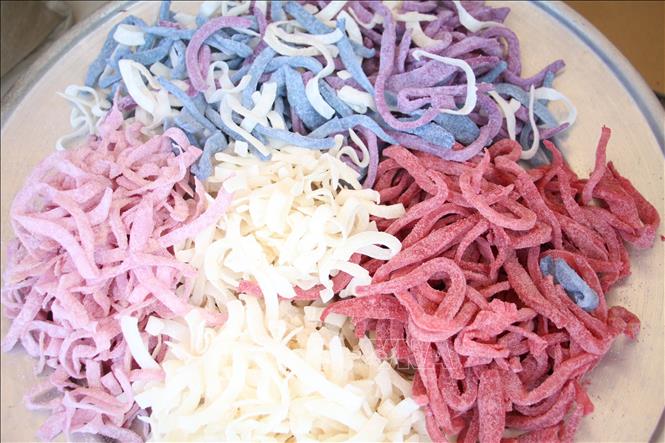 Besides the bright white of coconut flesh, people also add natural colouring to make the candied ribbons look more eye-catching, such as green from pandan leaves, red from beet, purple from magenta leaves, and yellow from durian, among others. VNA Photo: Chương Đài