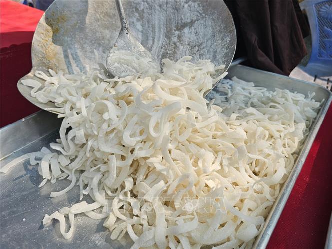 White coconut ribbons are among the most popular Tet delicacy. VNA Photo: Chương Đài