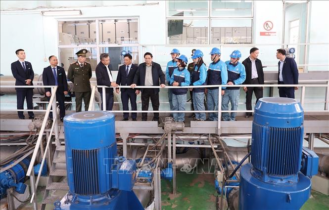Thủ tướng Phạm Minh Chính kiểm tra công tác đảm bảo nước sinh hoạt của Nhà máy nước Yên Phụ. Ảnh: Dương Giang – TTXVN
