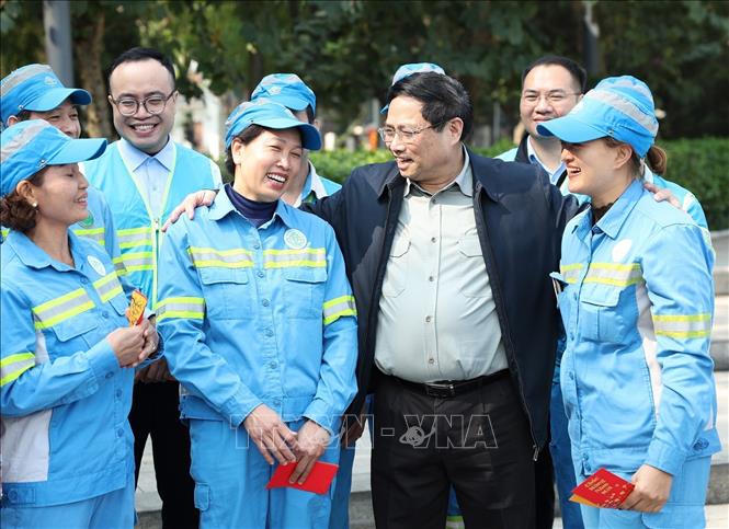 Thủ tướng Phạm Minh Chính thăm, chúc Tết công nhân vệ sinh môi trường đô thị thành phố Hà Nội. Ảnh: Dương Giang-TTXVN
