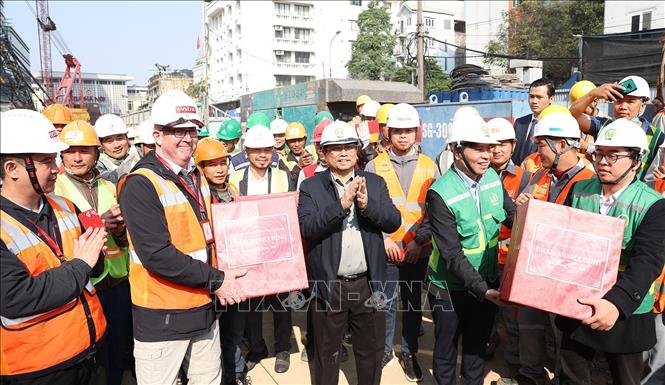 Thủ tướng Phạm Minh Chính chúc Tết người lao động đang thi công Dự án đầu tư xây dựng tuyến đường sắt đô thị Nhổn - ga Hà Nội. Ảnh: Dương Giang-TTXVN
