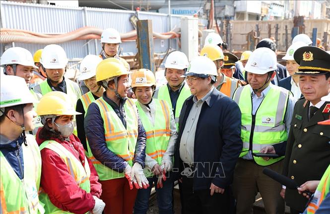 Thủ tướng Phạm Minh Chính thăm, chúc Tết công nhân đang thi công Dự án đầu tư xây dựng tuyến đường sắt đô thị Nhổn - ga Hà Nội. Ảnh: Dương Giang-TTXVN

