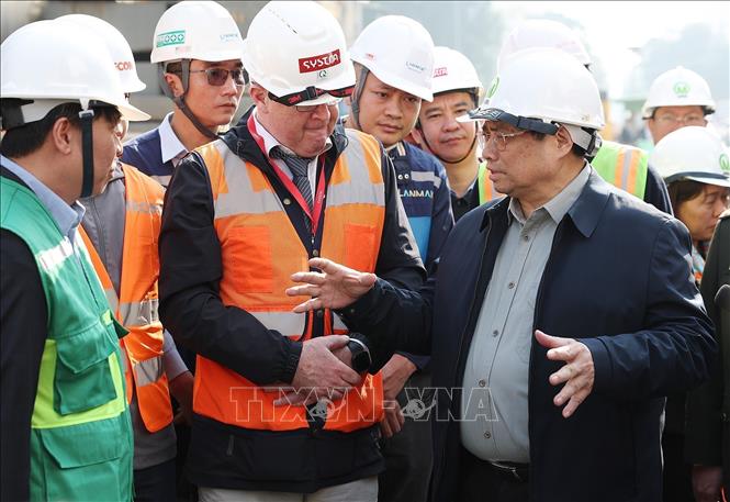 Thủ tướng Phạm Minh Chính thăm, chúc Tết công nhân đang thi công Dự án đầu tư xây dựng tuyến đường sắt đô thị Nhổn - ga Hà Nội. Ảnh: Dương Giang-TTXVN
