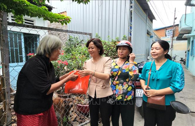 Lãnh đạo địa phương và các đoàn thể đến thăm và tặng bánh tét cho các hộ có hoàn cảnh khó khăn trên địa bàn phường 1, thành phố Vĩnh Long, tỉnh Vĩnh Long. Ảnh: Lê Thúy Hằng - TTXVN