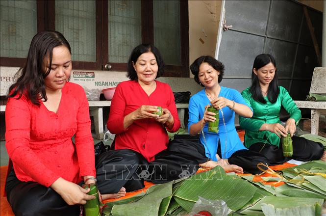 Hội viên phụ nữ phường 1, thành phố Vĩnh Long, tỉnh Vĩnh Long gói bánh để tặng phụ nữ và người dân nghèo trên địa bàn. Ảnh: Lê Thúy Hằng - TTXVN