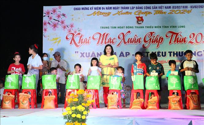 Trung tâm hoạt động thanh thiếu niên tỉnh Vĩnh Long trao quà Tết cho các em thiếu nhi có hoàn cảnh khó khăn. Ảnh: Lê Thúy Hằng - TTXVN