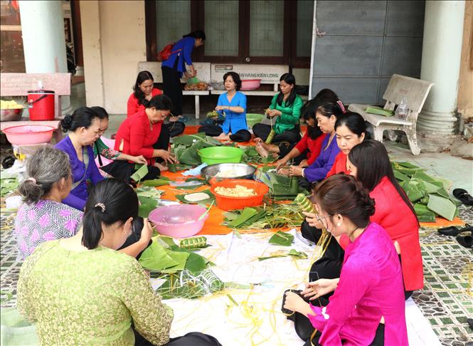Hội viên phụ nữ phường 1, thành phố Vĩnh Long, tỉnh Vĩnh Long gói bánh để tặng phụ nữ và người dân nghèo trên địa bàn. Ảnh: Lê Thúy Hằng - TTXVN