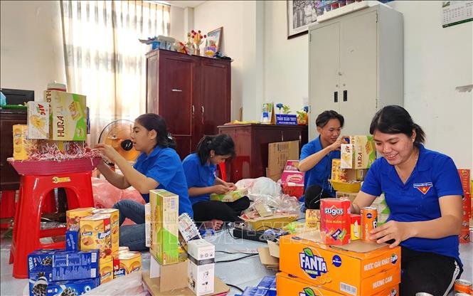 Đoàn viên thanh niên phường 9, thành phố Vĩnh Long, tỉnh Vĩnh Long gói quà theo đơn đặt hàng để gây quỹ hỗ trợ trẻ em có hoàn cảnh khó khăn. Ảnh: Lê Thúy Hằng - TTXVN