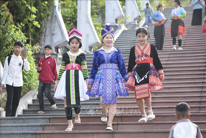 Các thiếu nữ dân tộc Mông xúng xính váy hoa xuống chơi Hội Xuân. Ảnh: Xuân Tư – TTXVN