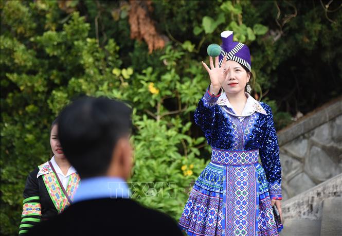 Ném pa pao là trò chơi truyền thống, thể hiện tình cảm giữa nam nữ thanh niên dân tộc Mông. Ảnh: Xuân Tư – TTXVN