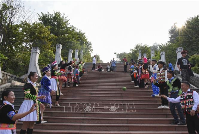  Đông đảo thanh niên dân tộc Mông tham gia trò chơi ném pa pao. Ảnh: Xuân Tư – TTXVN