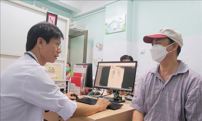 Bác sĩ Bệnh viện Nguyễn Tri Phương Thành phố Hồ Chí Minh xem kết quả chẩn đoán hình ảnh của bệnh nhân trên máy tính. Ảnh: Đinh Hằng – TTXVN