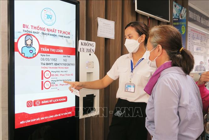 Người bệnh đăng ký khám bệnh tại bảng thông tin điện tử của Bệnh viện Thống Nhất Thành phố Hồ Chí Minh. Ảnh: Đinh Hằng - TTXVN