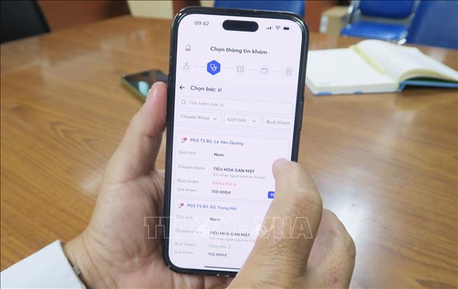  Sử dụng app UMC Care của Bệnh viện Đại học Y dược Thành phố Hồ Chí Minh để đăng ký, lựa chọn bác sĩ khám bệnh. Ảnh: Đinh Hằng - TTXVN