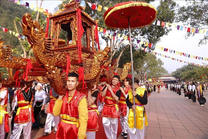 Đoàn rước kiệu Thánh Mẫu về chùa Tiên. Ảnh: Thanh Hải - TTXVN 