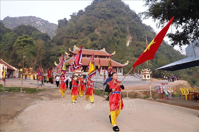 Lễ rước kiệu Thánh Mẫu từ đền Mẫu. Ảnh: Thanh Hải - TTXVN 