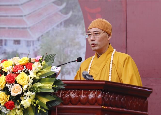 Thượng tọa Thích Đức Nguyên, Trưởng Ban Trị sự Giáo hội Phật Giáo Việt Nam tỉnh Hòa Bình phát biểu tại lễ khai hội. Ảnh: Thanh Hải - TTXVN 