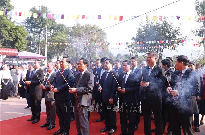 Đại diện lãnh đạo Tỉnh ủy, UBND tỉnh Hòa Bình và các đại biểu dâng hương tại Chùa Tiên. Ảnh: Thanh Hải - TTXVN 