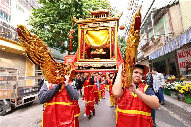 Đoàn rước kiệu Thánh từ Nghè về Đình Mai Động. Ảnh: Minh Đức - TTXVN