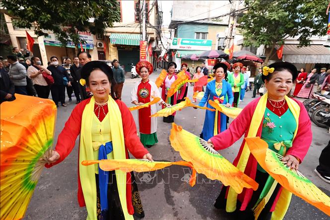 Đoàn rước kiệu Thánh từ Nghè về Đình Mai Động. Ảnh: Minh Đức - TTXVN