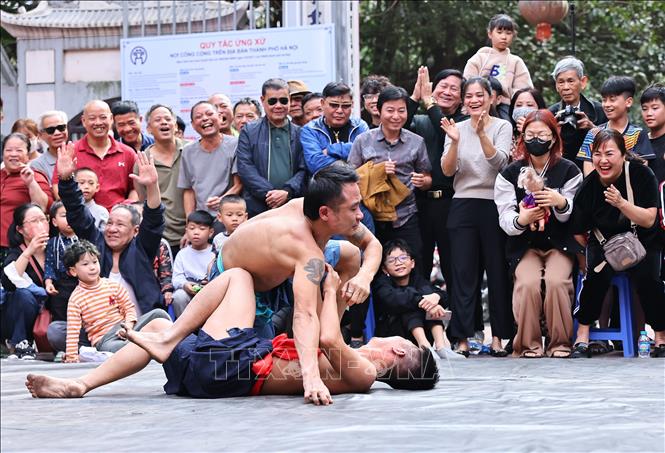 Hội vật làng Mai Động thu hút đông đảo du khách tới thưởng lãm. Ảnh: Minh Đức – TTXVN