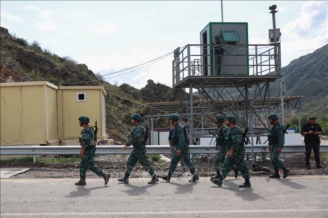 Binh sĩ Azerbaijan gác tại trạm kiểm soát Lachin ngày 26/9/2023. Ảnh: AFP/TTXVN