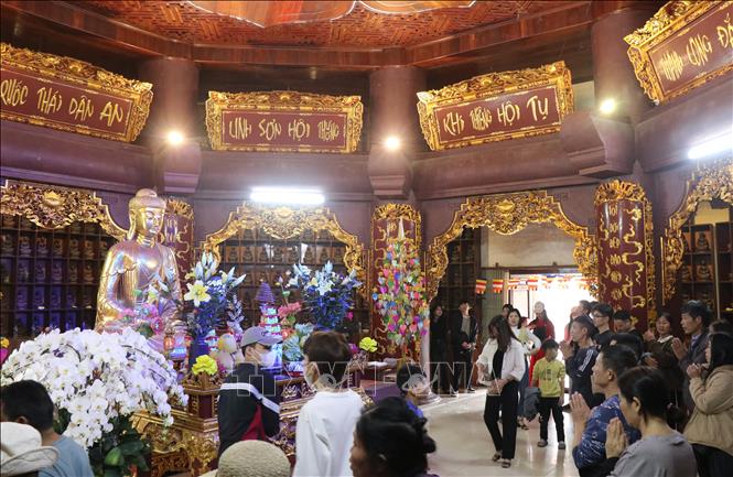 Nhân dân và du khách thập phương đến chùa Phật tích lễ Phật, trẩy hội. Ảnh: Thanh Thương- TTXVN