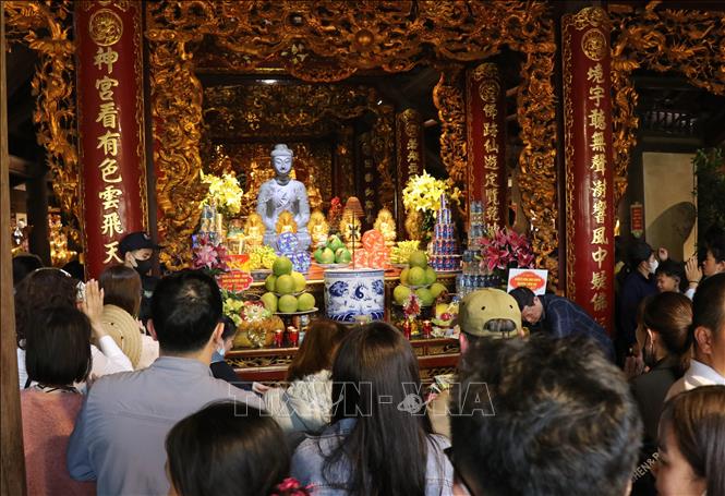 Đông đảo du khách đến chùa Phật Tích lễ Phật, cầu bình an. Ảnh: Thanh Thương- TTXVN