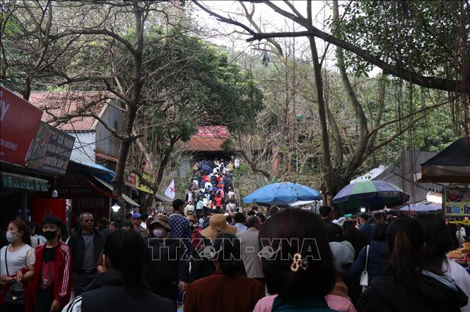 Đông đảo du khách đến chùa Phật Tích lễ Phật, cầu bình an. Ảnh: Thanh Thương- TTXVN