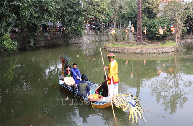 Hát Quan họ trên thuyền tại chùa Phật Tích. Ảnh: Thanh Thương- TTXVN