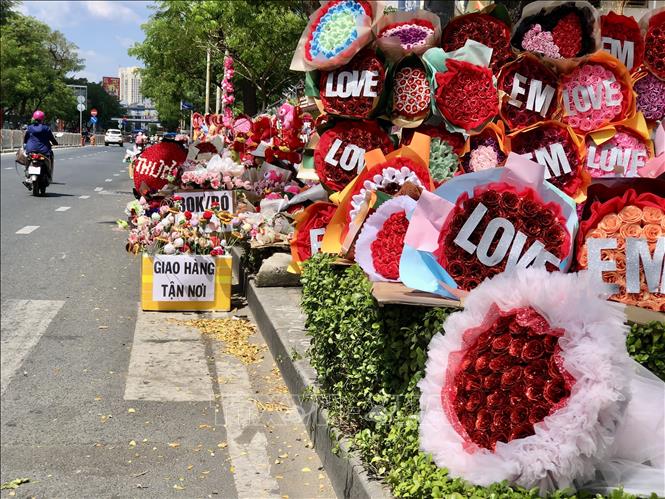 Một gian hàng dịch vụ giao quà Valentine 2024 tại Thành phố Hồ Chí Minh. Ảnh: Mỹ Phương – TTXVN

