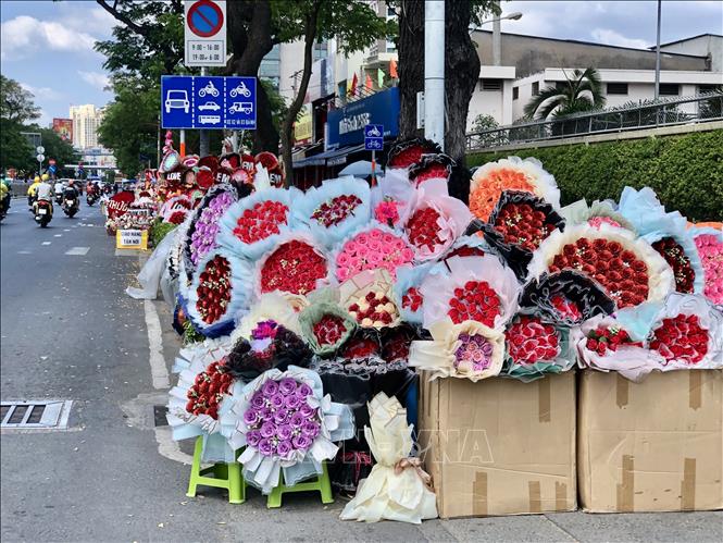 Nhiều cửa hàng bán quà tặng Valentine 2024 nhưng vắng người mua tại Thành phố Hồ Chí Minh. Ảnh: Mỹ Phương – TTXVN.

