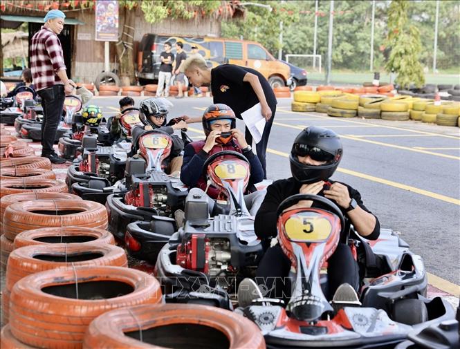 Loại hình giải trí được giới đam mê tốc độ qa thích dịp nghỉ lễ. Ảnh: Nhật Anh - TTXVN