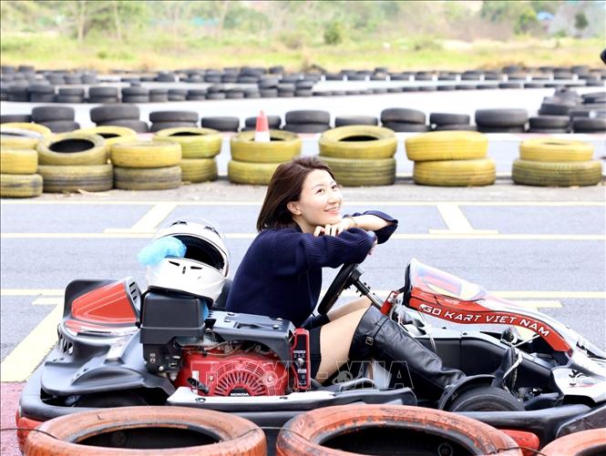 Ghi lại hình ảnh đẹp với chiếc xe đua 390cc. Ảnh: Nhật Anh - TTXVN