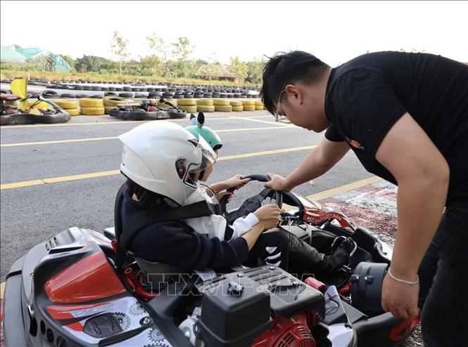 Cách lái xe được các nhân viên tư vấn kỹ trước khi xuất phát. Ảnh: Nhật Anh - TTXVN