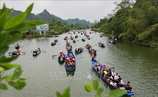 Du khách đi thuyền trên suối Yến vào chùa Hương vãn cảnh, lễ Phật trong chiều mùng 5 Tết Giáp Thìn. Ảnh: Thanh Tùng - TTXVN