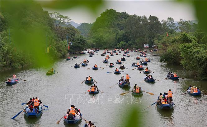 Dù chưa khai hội, song mỗi ngày chùa Hương đã đón hàng vạn du khách về vãn cảnh, lễ Phật đầu năm. Ảnh: Thanh Tùng - TTXVN
